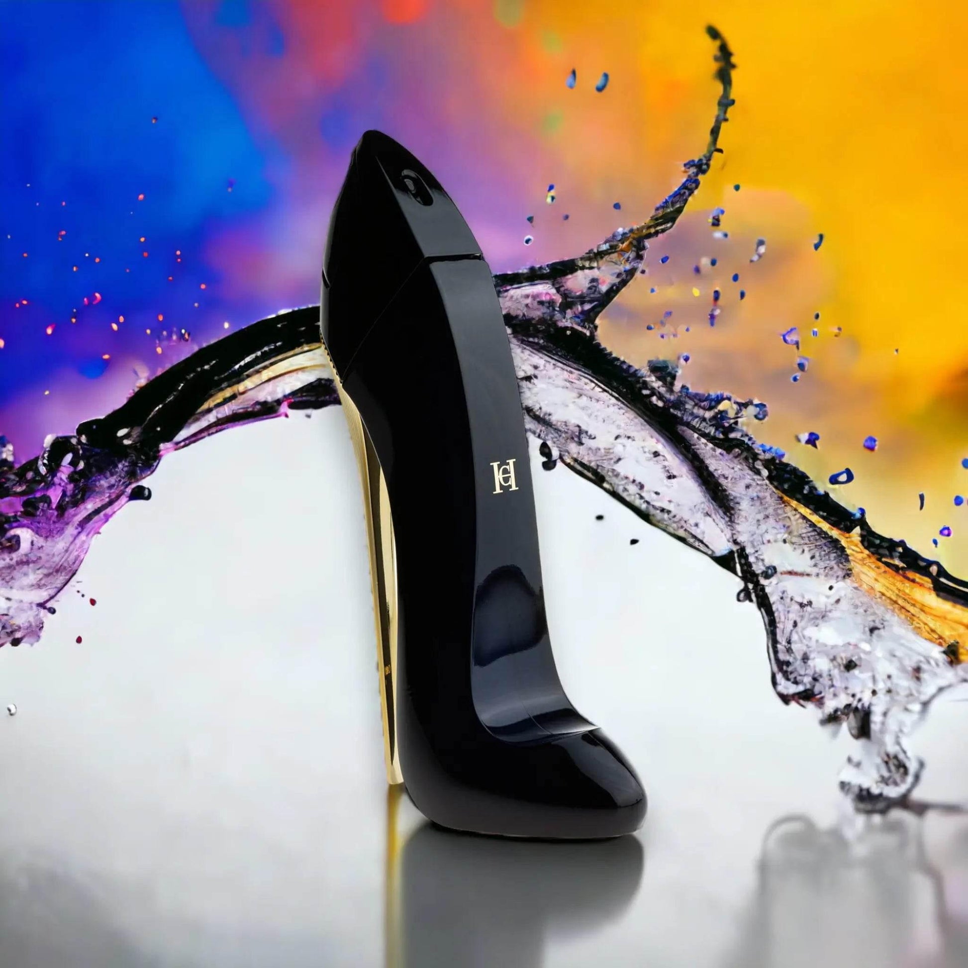 Schwarzer High-Heel-Parfumflakon vor buntem Hintergrund, luxuriöses Design