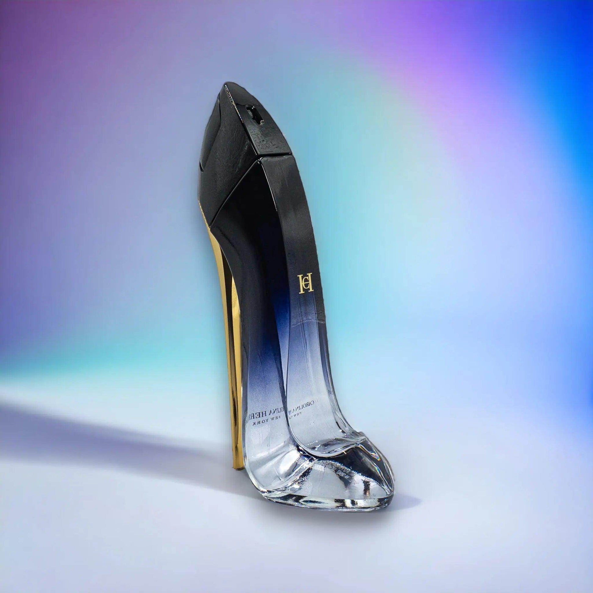 Parfümflakon in Form eines eleganten High Heels mit goldfarbenem Absatz auf buntem Hintergrund