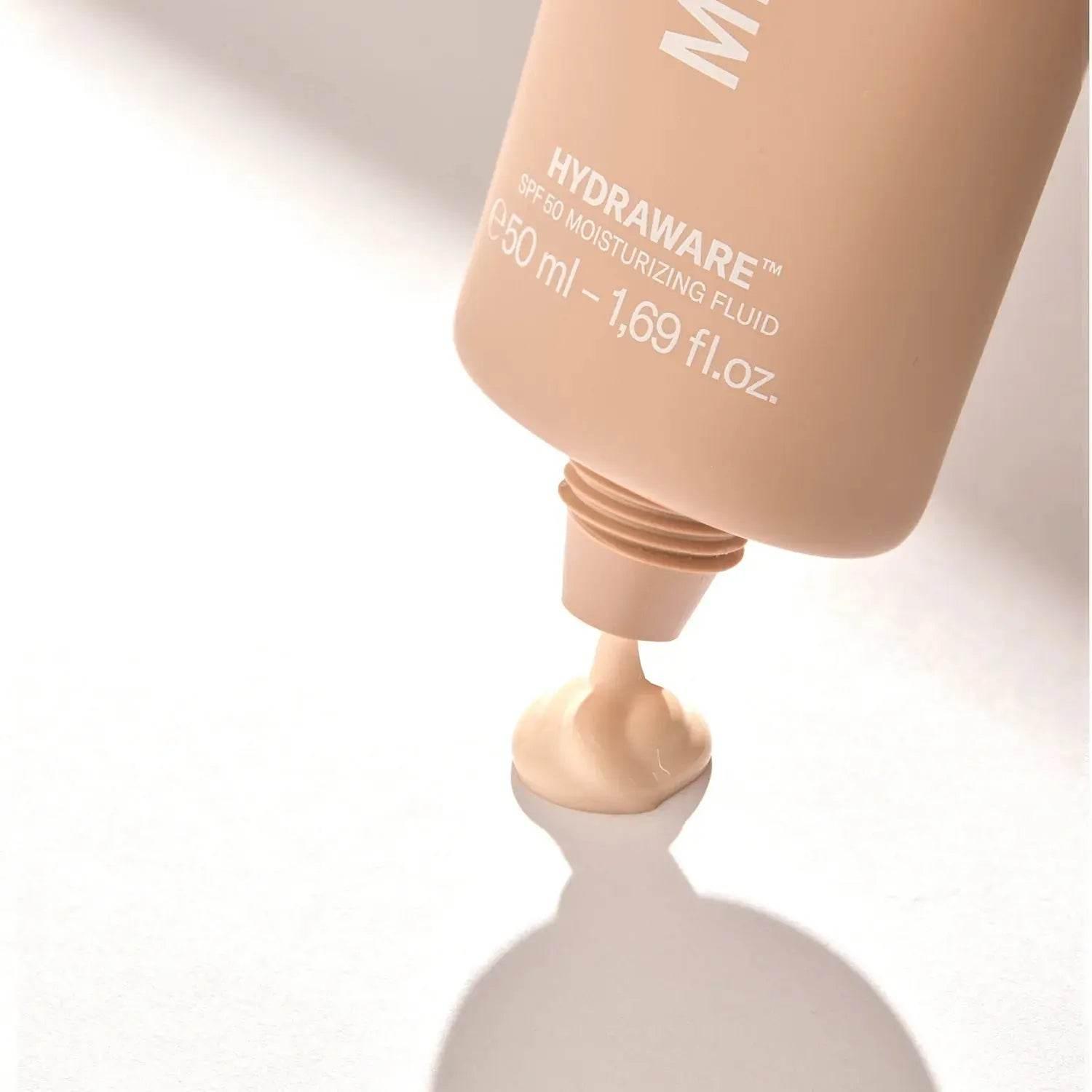 Beigefarbene Tube HYDRAWARE SPF 50 Feuchtigkeitsfluid, cremige Textur auf weißem Hintergrund