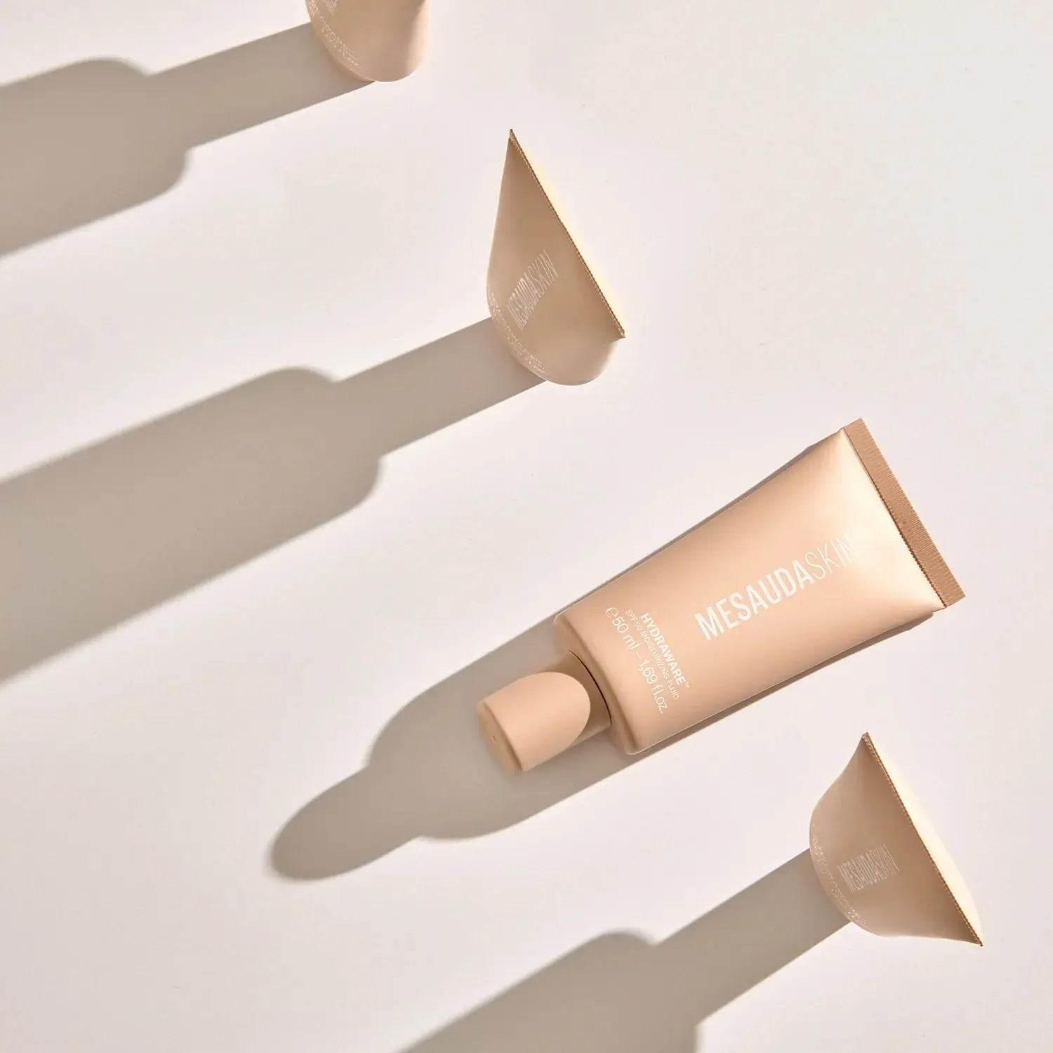 Beige Tube Moisturizer mit SPF 50, Beschriftung 'MESAUDASKIN', elegante Produktpräsentation