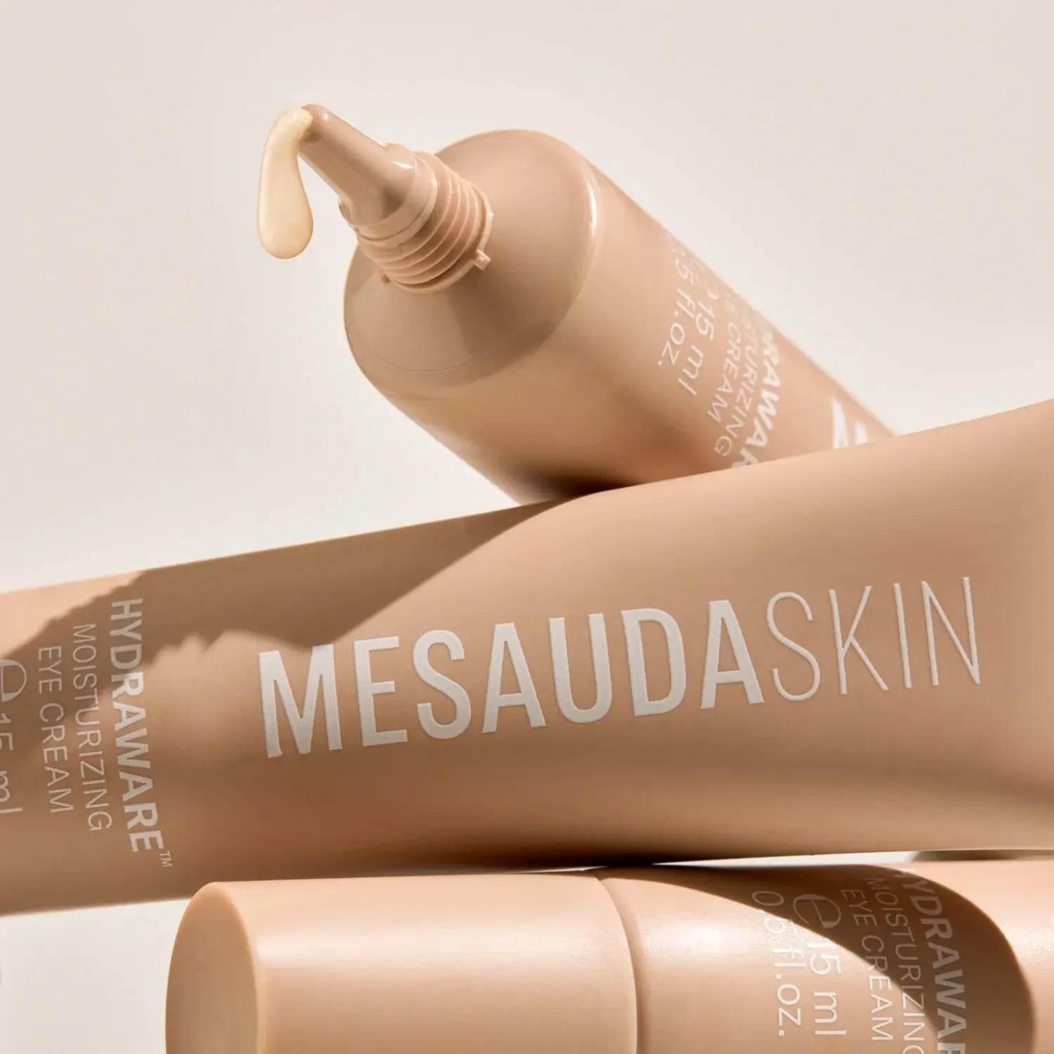 Beigefarbene Tube Mesauda HydraWare Moisturizing Eye Cream, Creme tropft aus Öffnung