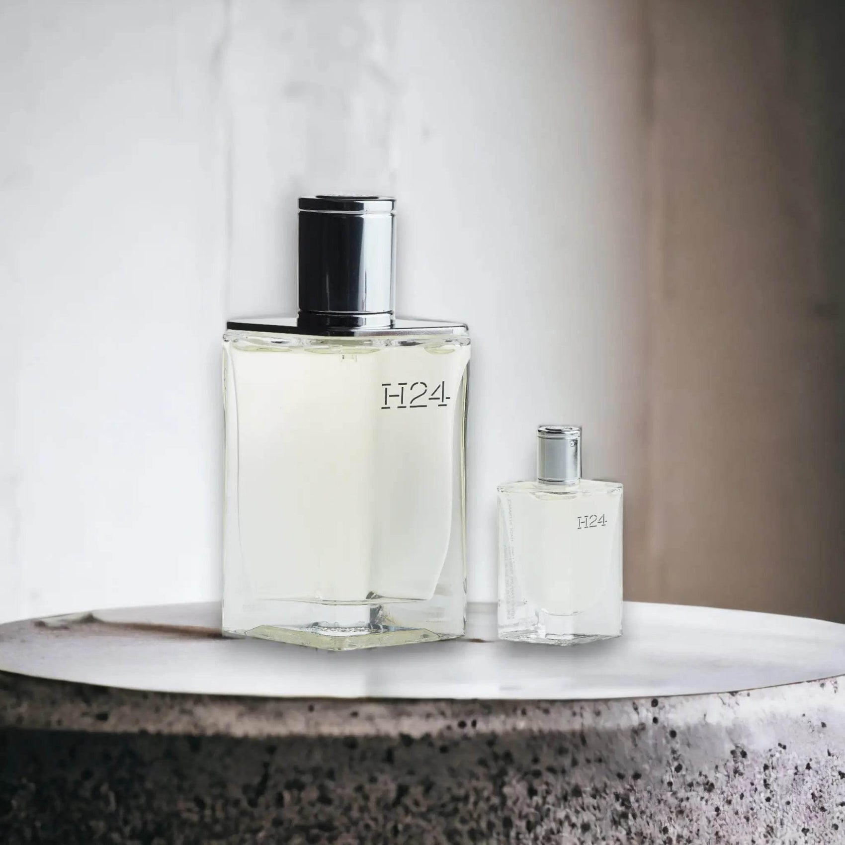 H24 Duftset mit zwei Eau de Toilette Flakons, modern inszeniert auf Steinuntergrund.
