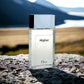 Dior Higher Eau de Toilette Flakon steht auf Stein vor Naturkulisse mit Bergen und See