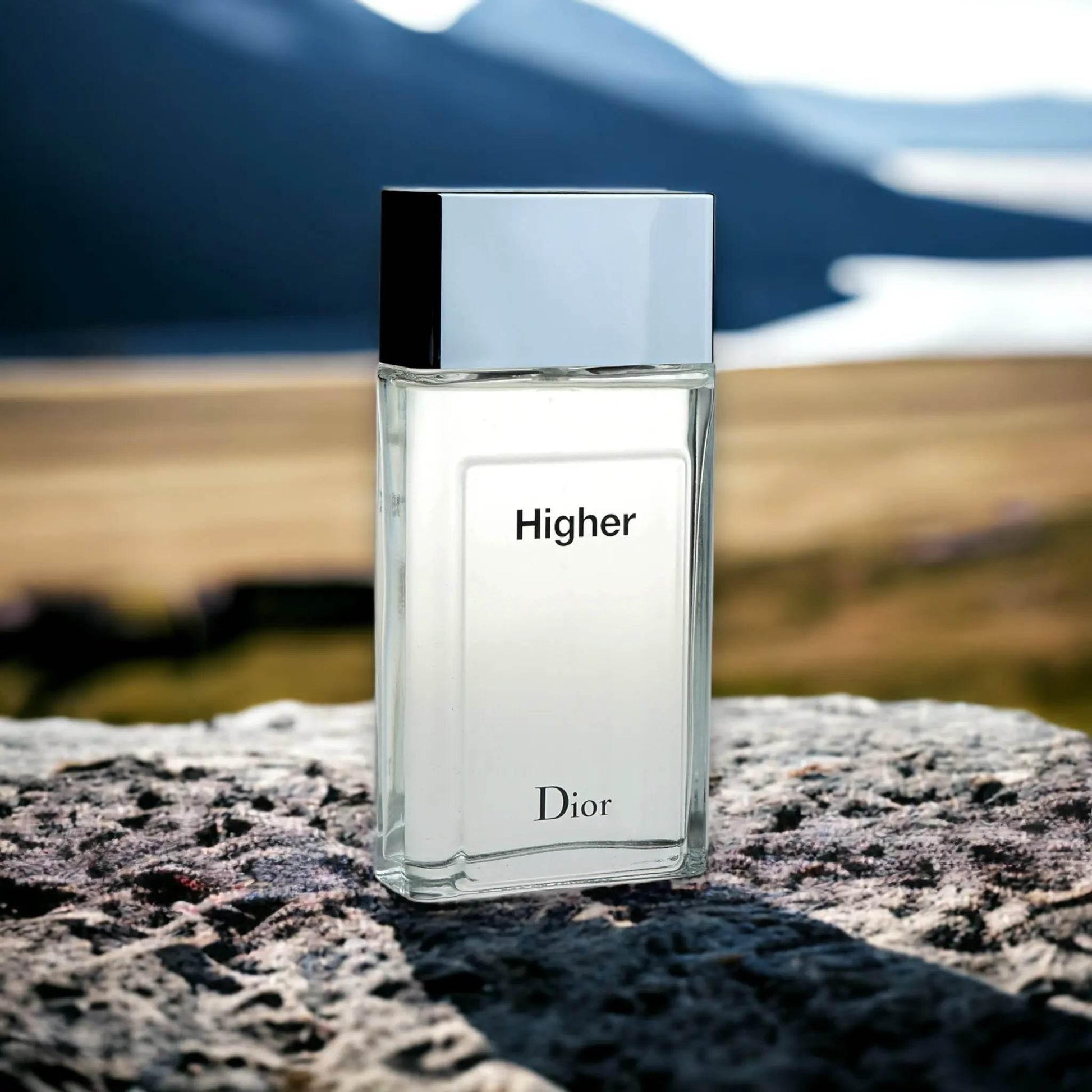 Dior Higher Eau de Toilette Flakon steht auf Stein vor Naturkulisse mit Bergen und See