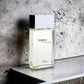 Edler Flakon Eau de Toilette Higher Energy vor Betonwand, modernes Luxusparfum für Herren.