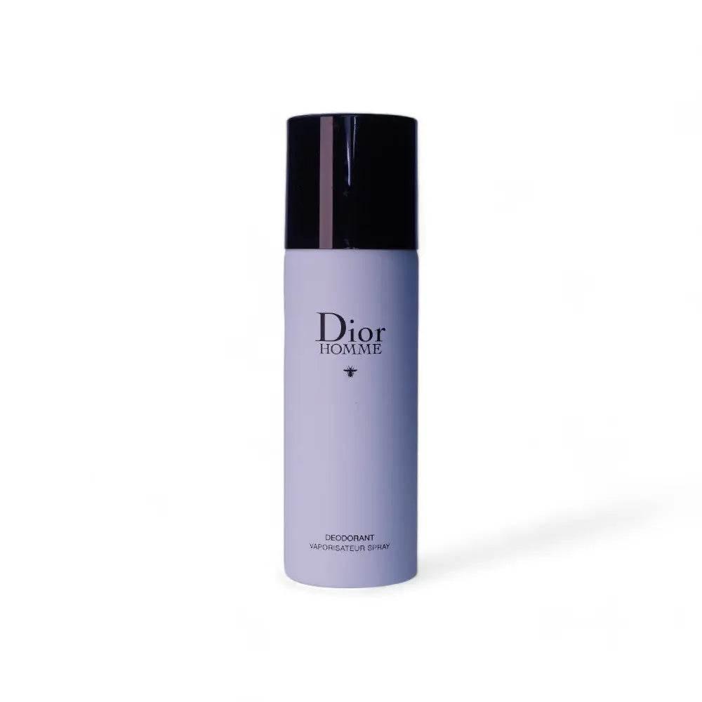 Homme Deodorant Spray in weißer Flasche mit schwarzem Deckel auf weißem Hintergrund