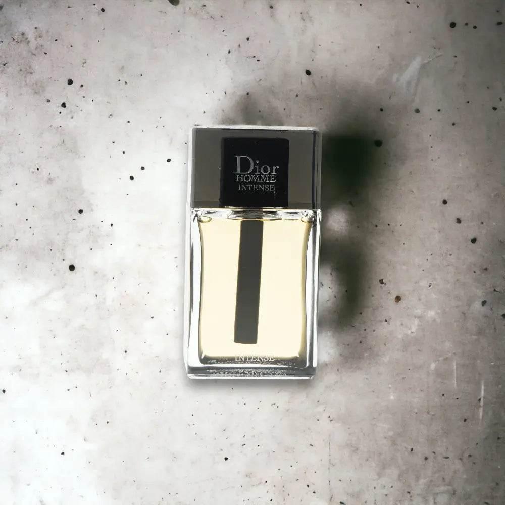 Dior Homme Intense Eau de Parfum Flakon auf marmoriertem Hintergrund, Herrenduft, Luxusparfum
