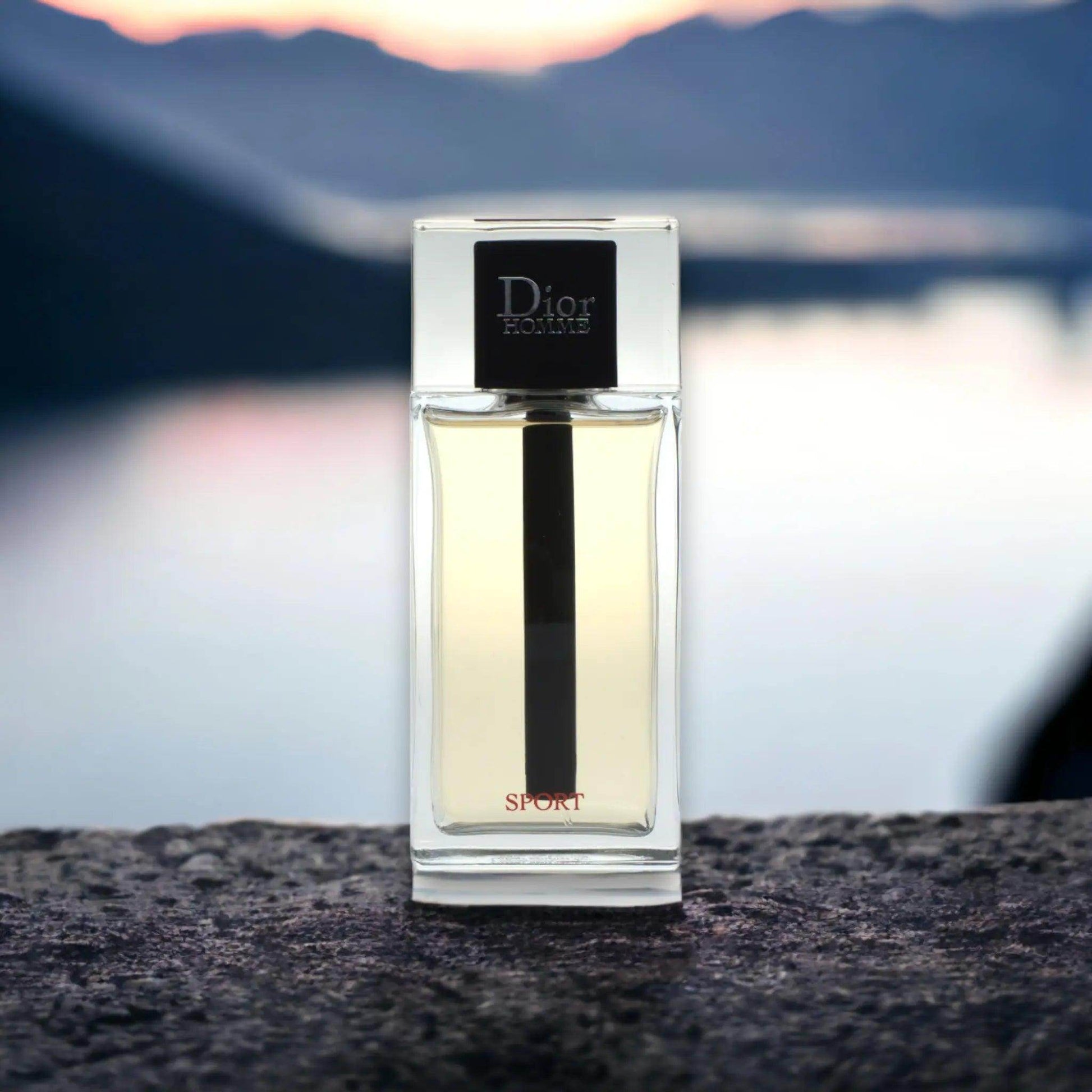 Dior Homme Sport Eau de Toilette Flakon vor ruhiger Naturkulisse bei Sonnenuntergang