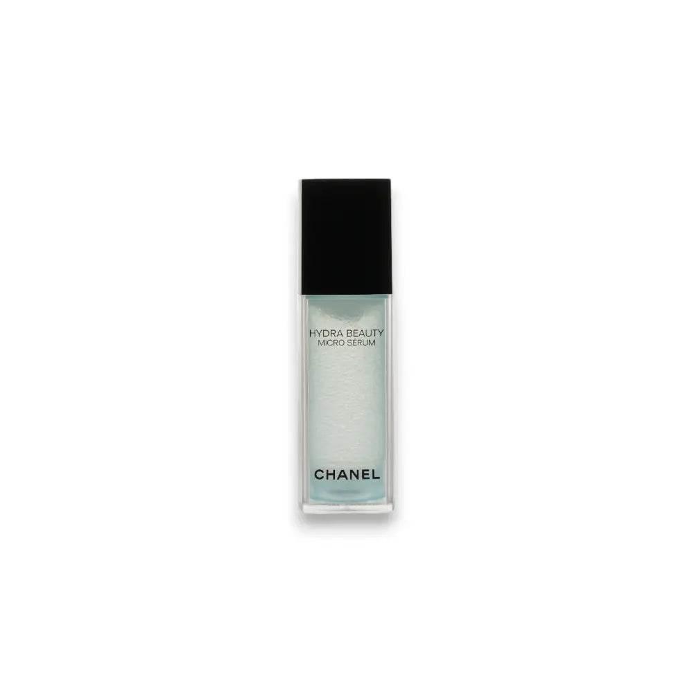 Hydra Beauty Micro Serum in transparentem Flakon mit schwarzem Deckel auf weißem Hintergrund