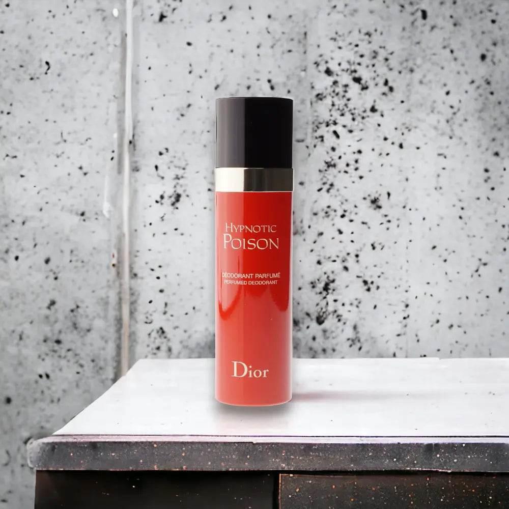 Roter Hypnotic Poison Deodorant Spray Flakon vor marmorierter Oberfläche, luxuriöse Optik.