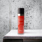 Roter Hypnotic Poison Deodorant Spray von Dior auf hellem Tisch vor gesprenkeltem Hintergrund