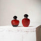 Zwei rot-schwarze Hypnotic Poison Flakons auf weißem Hintergrund, luxuriöses Parfum Set