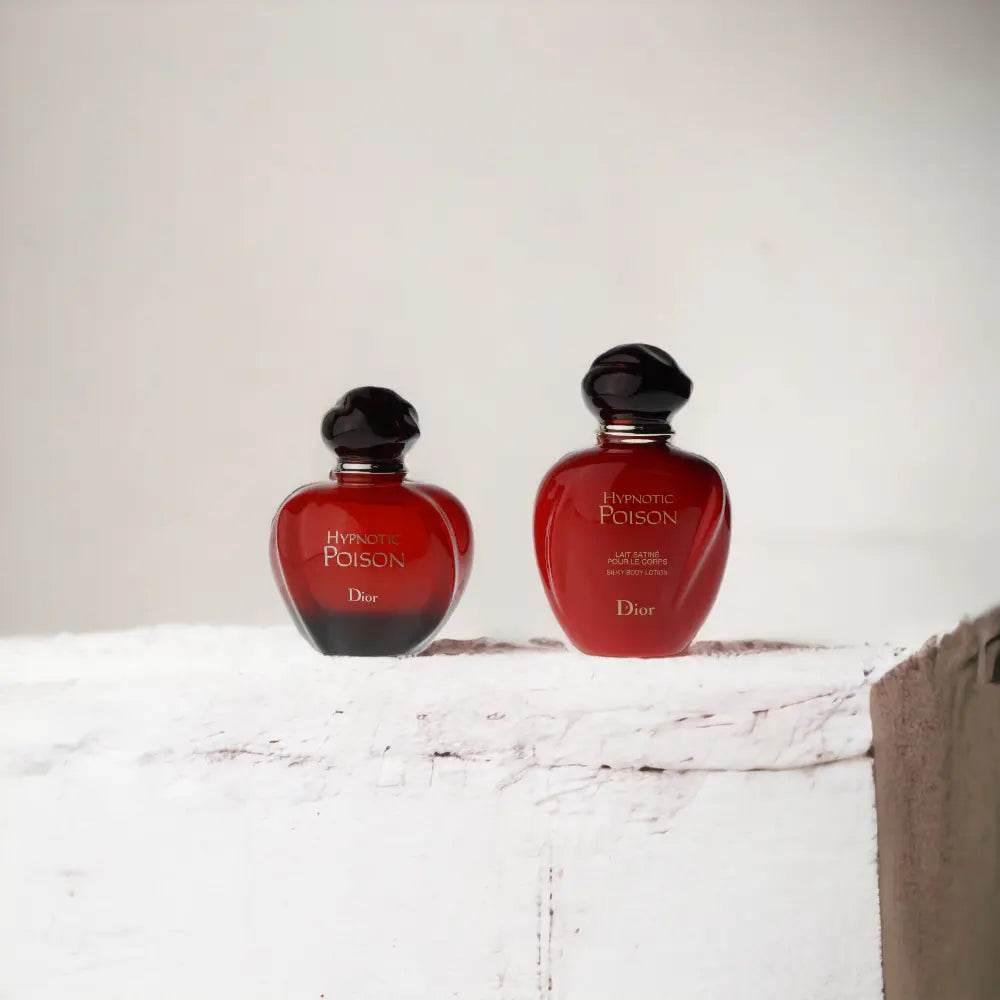 Zwei rot-schwarze Hypnotic Poison Flakons auf weißem Hintergrund, luxuriöses Parfum Set