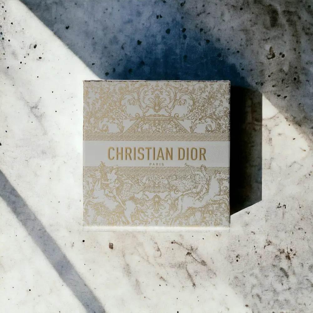Luxuriöse Parfum-Geschenkbox mit goldener Verzierung und 'Christian Dior'-Aufschrift