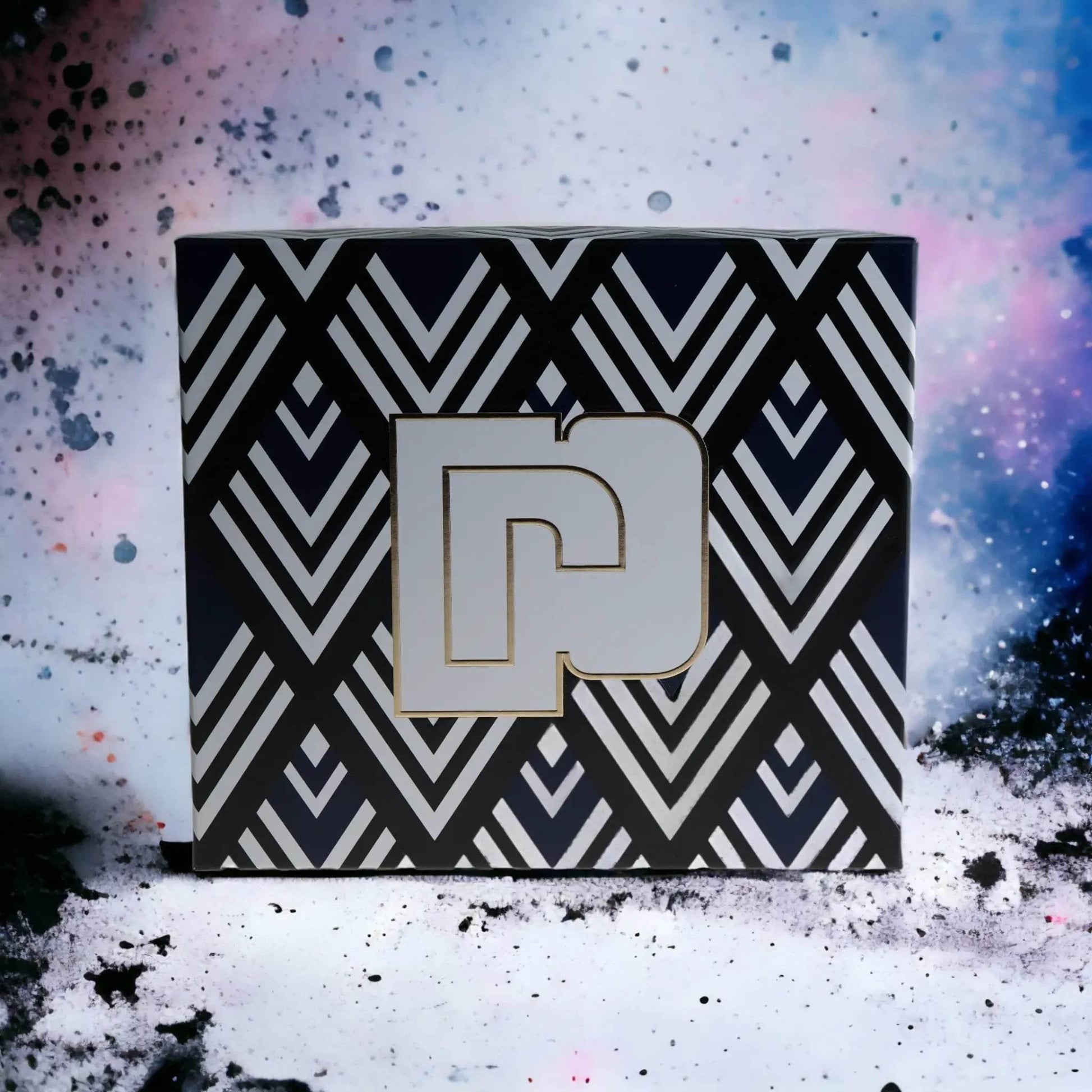 Parfumverpackung mit stilvollem geometrischem Muster vor kreativem Hintergrund, Duftset Design