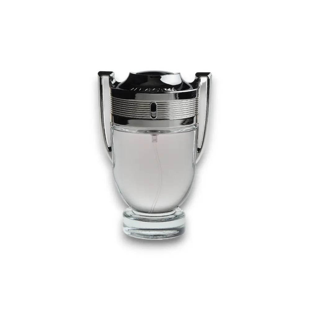 Transparenter Parfumflakon mit silbernem Deckel in Pokalform auf weißem Hintergrund