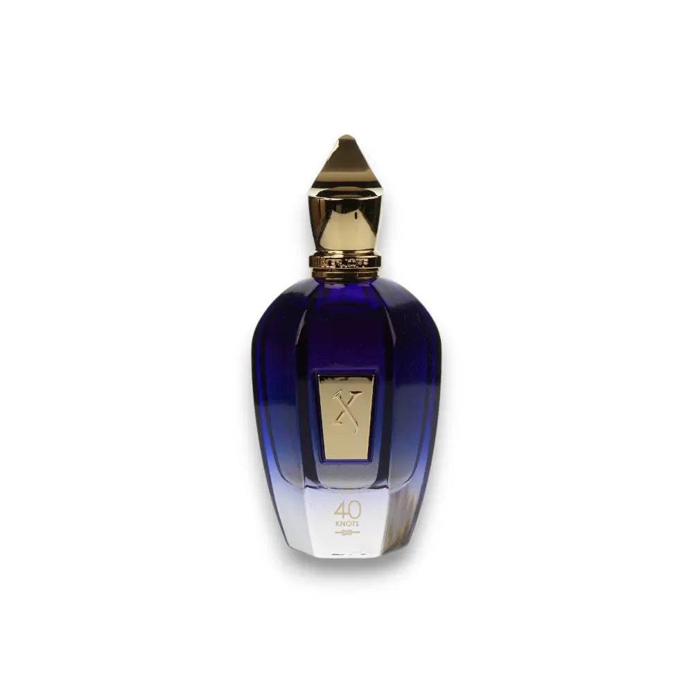 Luxuriöser blauer Flakon mit goldener Kappe, Parfum 40 Knots, auf weißem Hintergrund