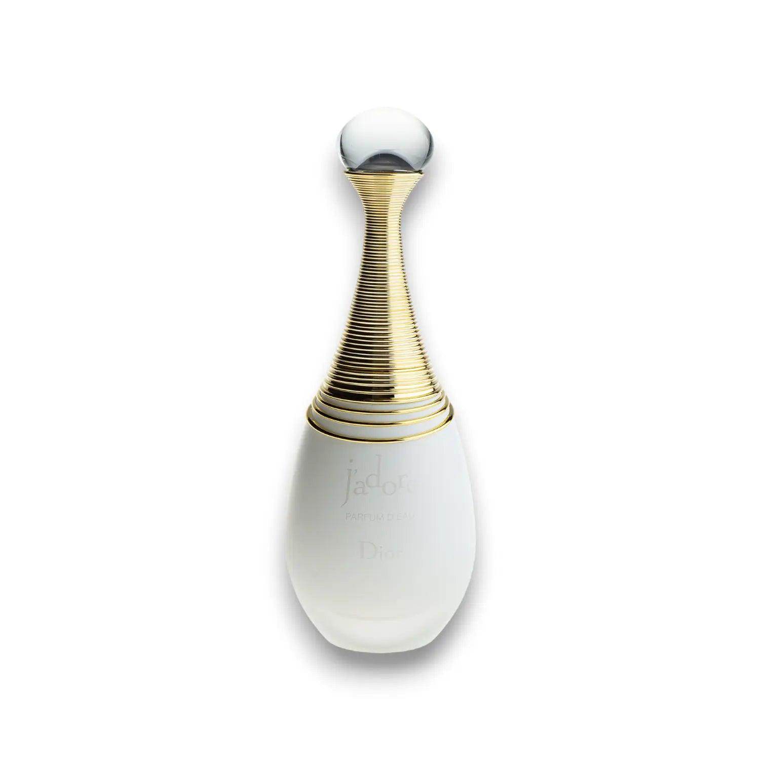 Edles Damenparfum in weißem Flakon mit goldener Kappe, luxuriöses Design, Nischenparfum