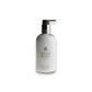 Molton Brown Jasmine & Sun Rose Körperlotion Flasche mit Pumpspender auf weißem Hintergrund