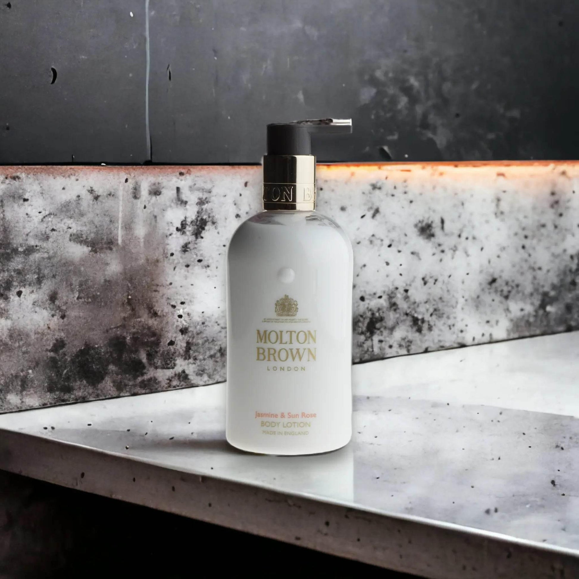 Molton Brown Jasmine & Sun Rose Körperlotion Flasche auf Marmor im modernen Badezimmer