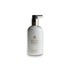Molton Brown Jasmine & Sun Rose Körperlotion in weißer Pumpspenderflasche auf weißem Hintergrund