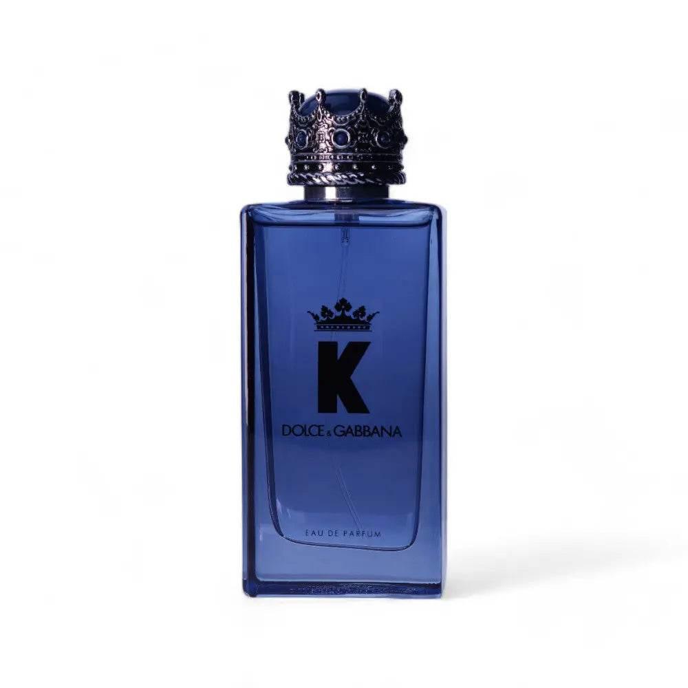Blauer Parfumflakon mit Krone, K Eau de Parfum, elegantes Design auf weißem Hintergrund