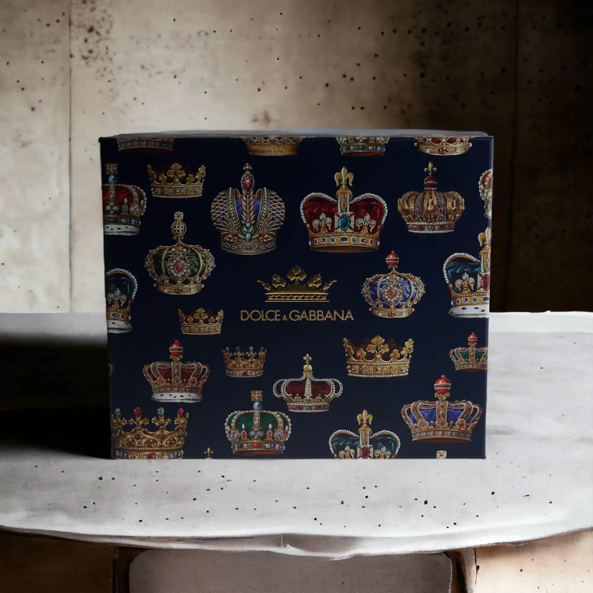 Luxuriöses Duftset mit Kronenmotiv auf dunkler Box, Dolce & Gabbana Parfum Geschenkset