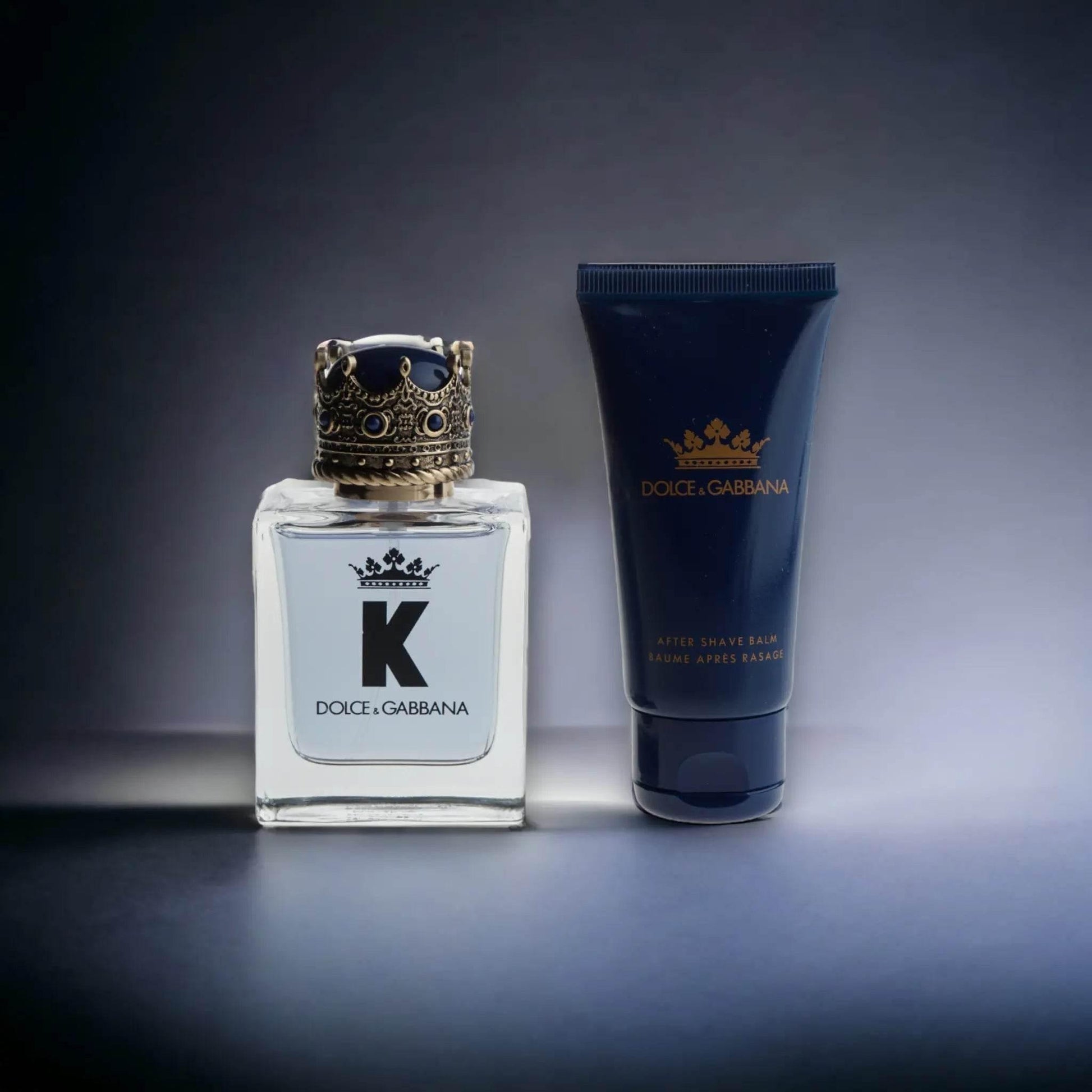 Dolce & Gabbana Herren Parfum K und After Shave Balsam Set vor grauem Hintergrund