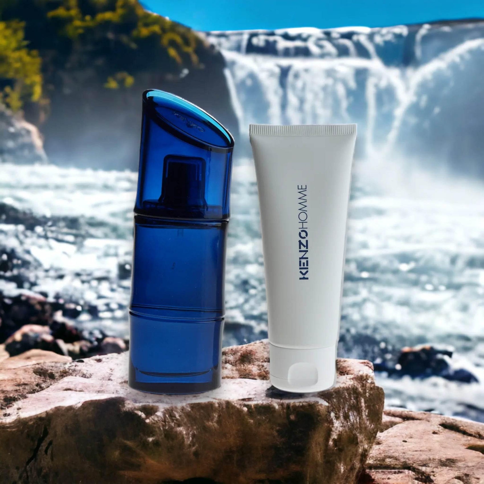 Kenzo Homme Duftset mit Eau de Toilette und Duschgel vor Wasserfall auf Felsen
