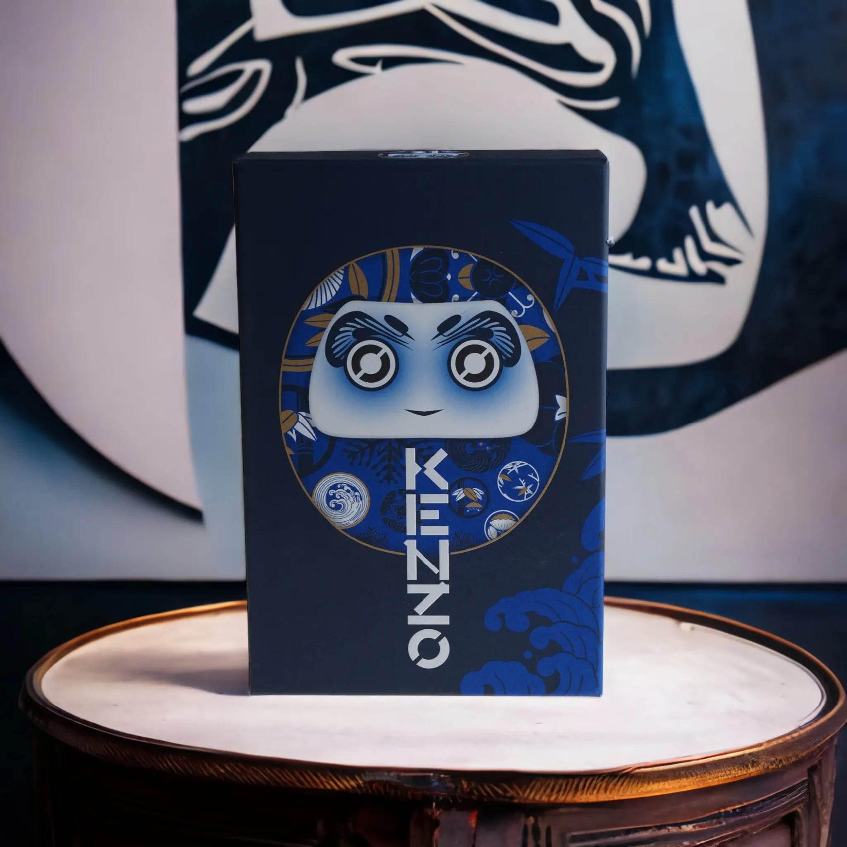 Kenzo Homme Duftset Verpackung, dunkelblau mit asiatischem Maskenmuster und Kenzo Schriftzug