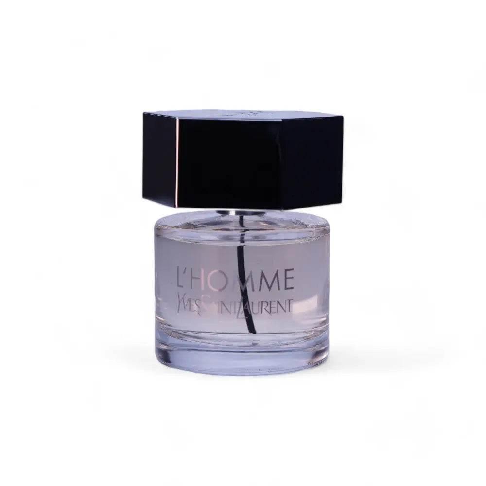 Glasflakon L'Homme Eau de Toilette mit schwarzem Deckel auf weißem Hintergrund.