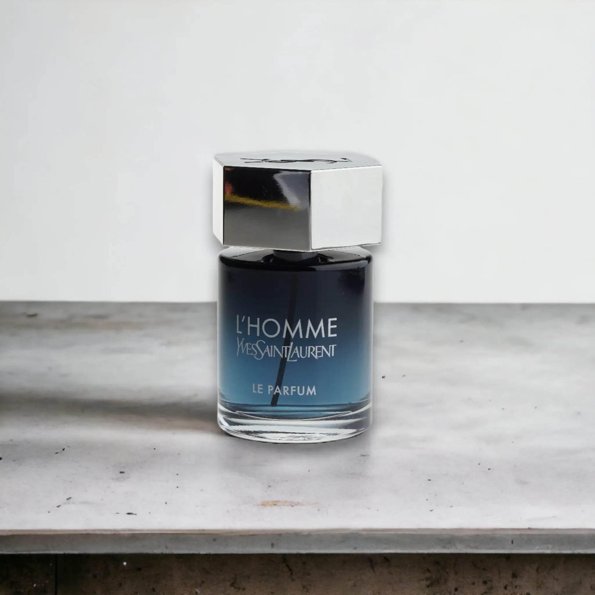 Elegantes Parfumflakon L'Homme Le Parfum für Herren auf hellem Marmortisch