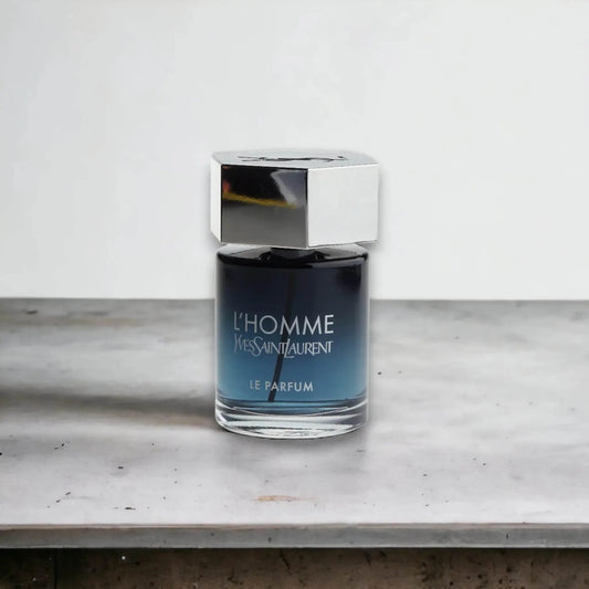 Elegantes Parfumflakon L'Homme Le Parfum für Herren auf hellem Marmortisch