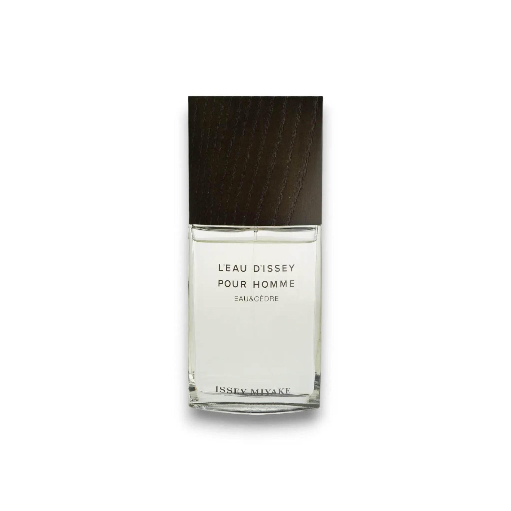 Transparenter Flakon von L'eau d'Issey Pour Homme Eau & Cèdre mit dunklem Holzdeckel.