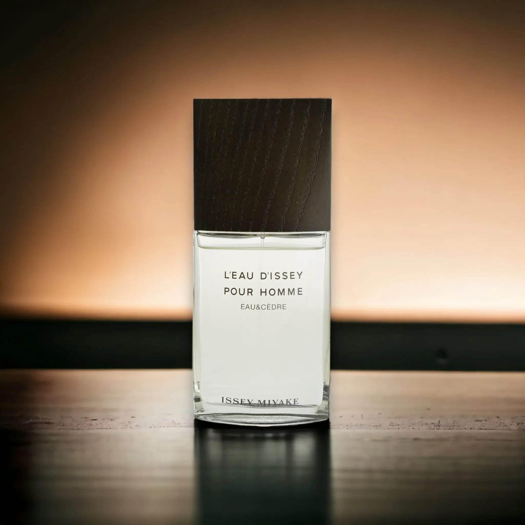 Herrenparfum L'Eau d'Issey Pour Homme Eau & Cèdre, eleganter Flakon mit Holzoptik-Deckel