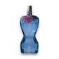 Blauer Parfumflakon in weiblicher Silhouette mit Rosenverzierung am Flaschenhals.