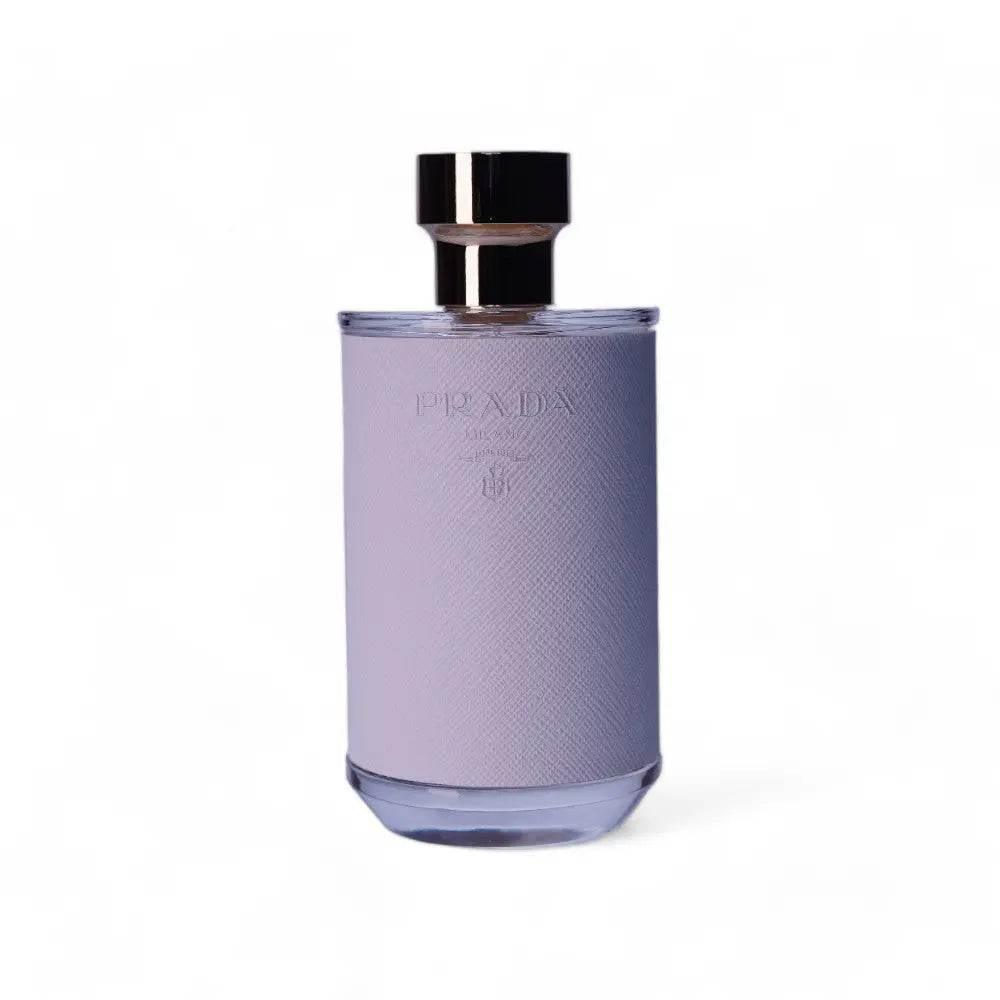 Eleganter Parfumflakon mit violettem Textur-Mantel und goldener Verschlusskappe auf weißem Hintergrund