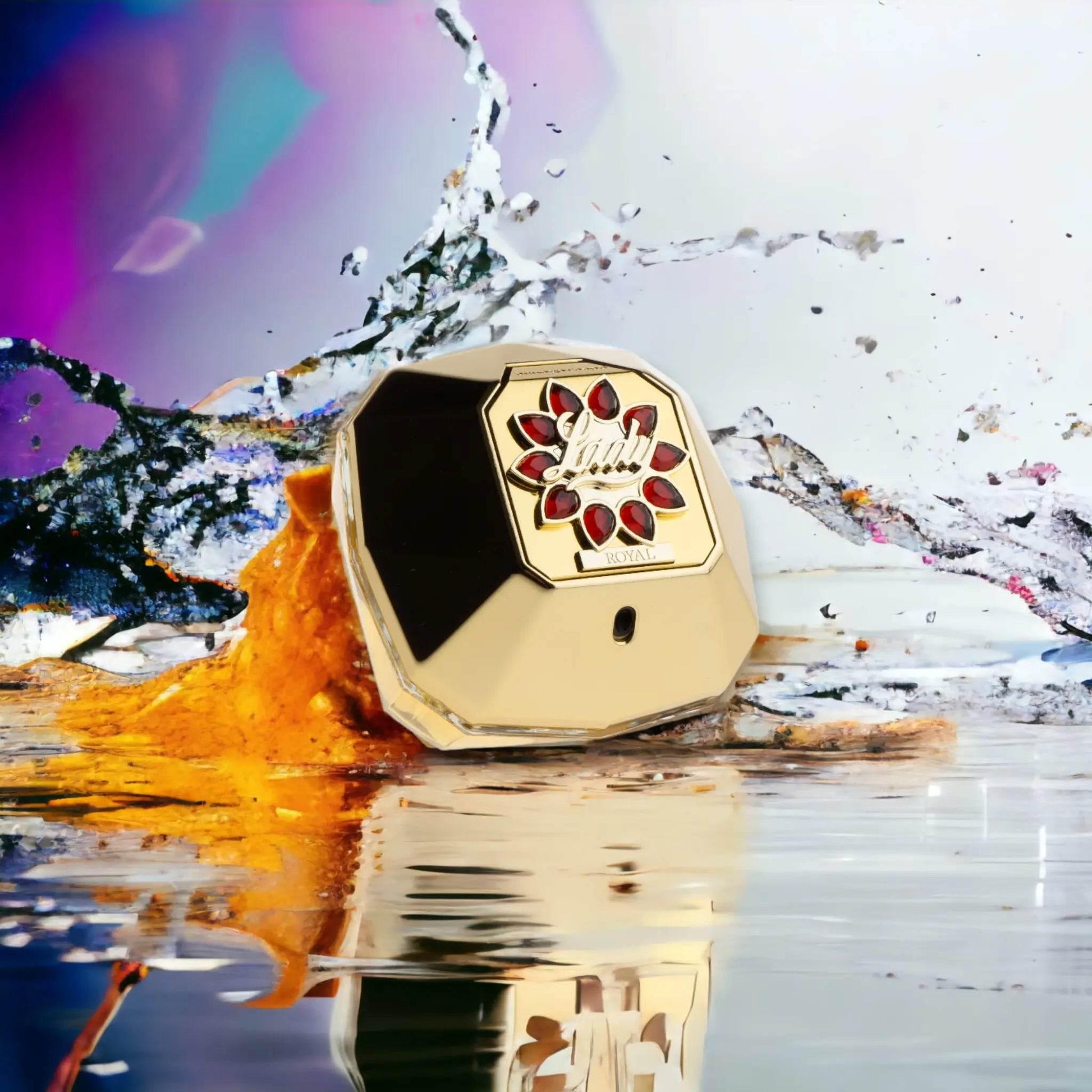 Luxuriöses, achteckiges Parfumflakon in Gold mit roten Verzierungen, reflektiert im Wasser