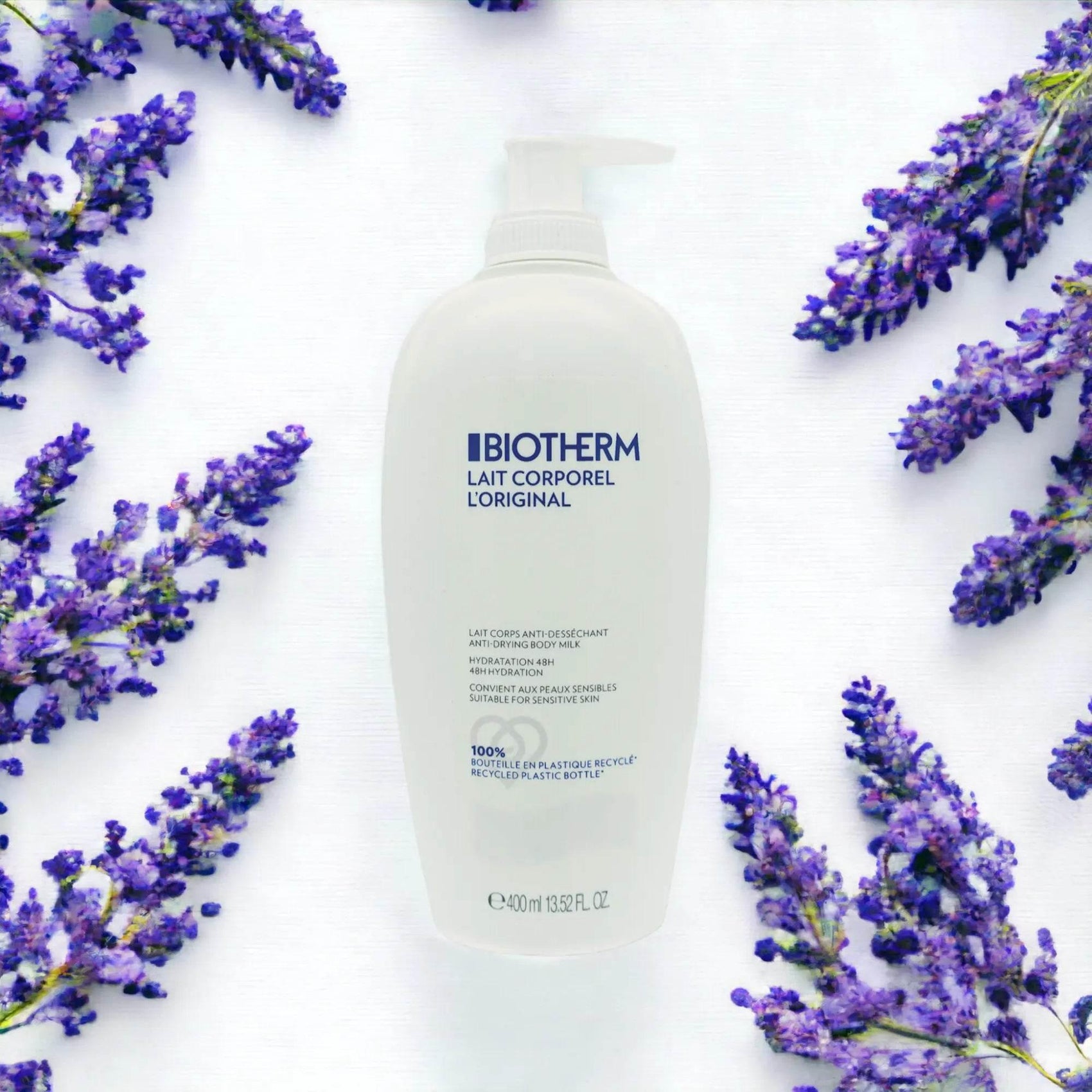 Biotherm Lait Corporel Bodylotion mit Lavendelblüten auf weißem Hintergrund, 400ml