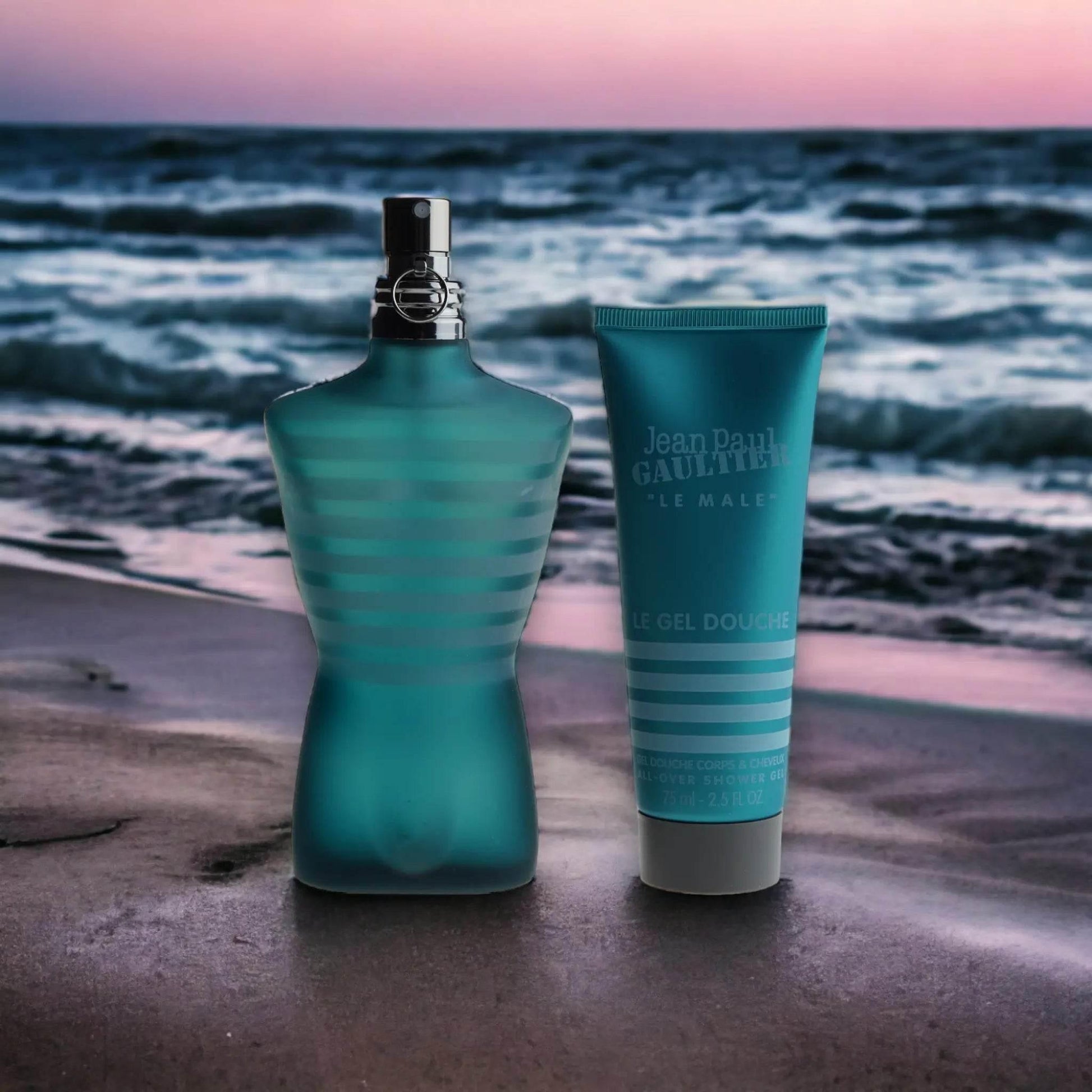 Le Male Duftset mit Eau de Toilette und Duschgel am Strand bei Sonnenuntergang