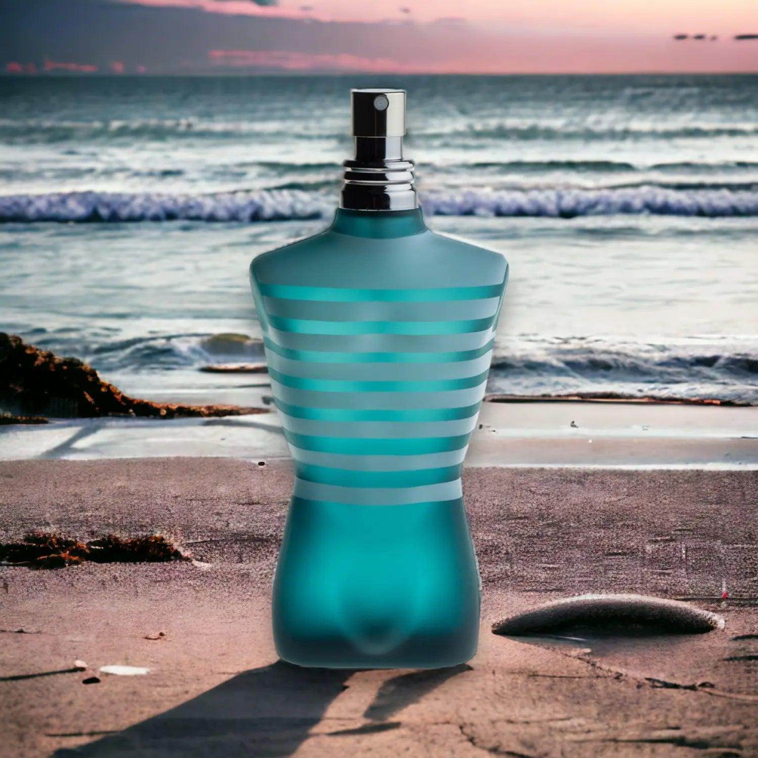 Türkise Parfumflasche in Torsoform mit Streifen, am Strand vor Meereskulisse
