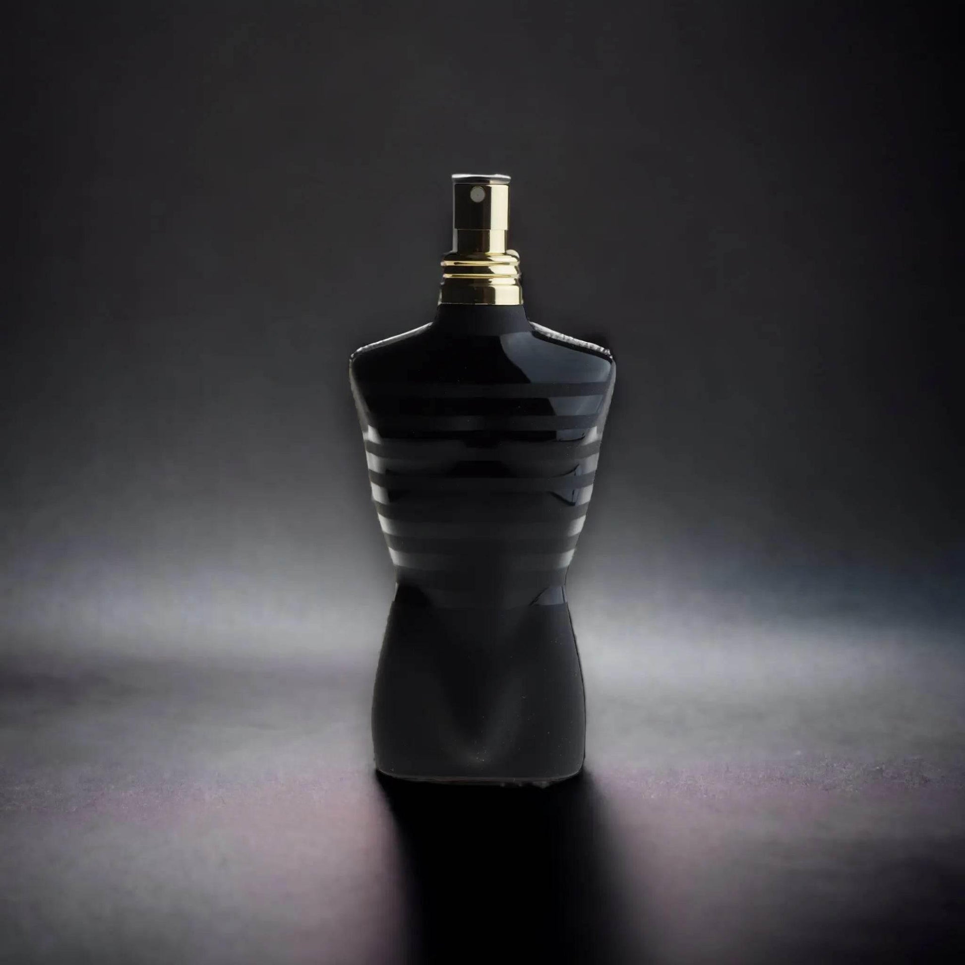 Schwarzer Parfumflakon in Torsenform mit goldener Sprühkappe, edles Männerparfum