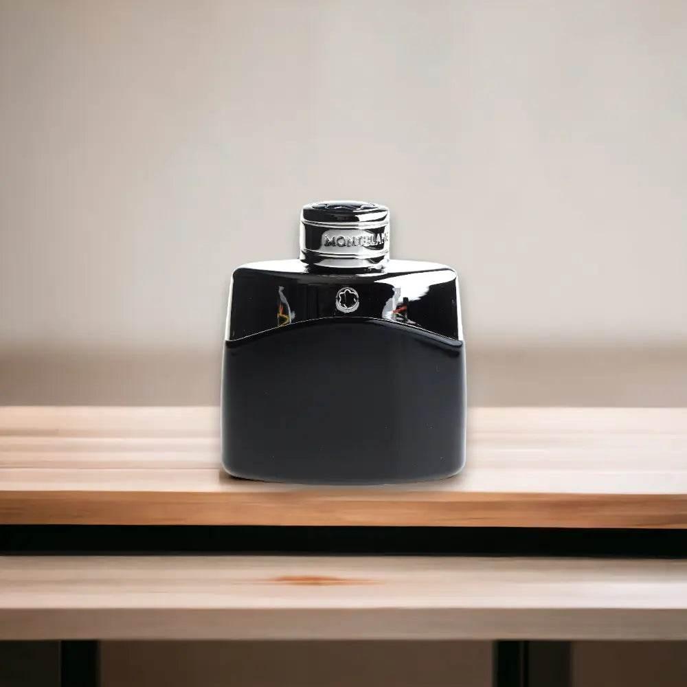 Schwarzer Flakon Eau de Toilette Montblanc auf Holztisch, luxuriöses Parfum