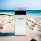 Dolce & Gabbana Light Blue Eau de Toilette Flakon auf sandigem Strand vor dem Meer