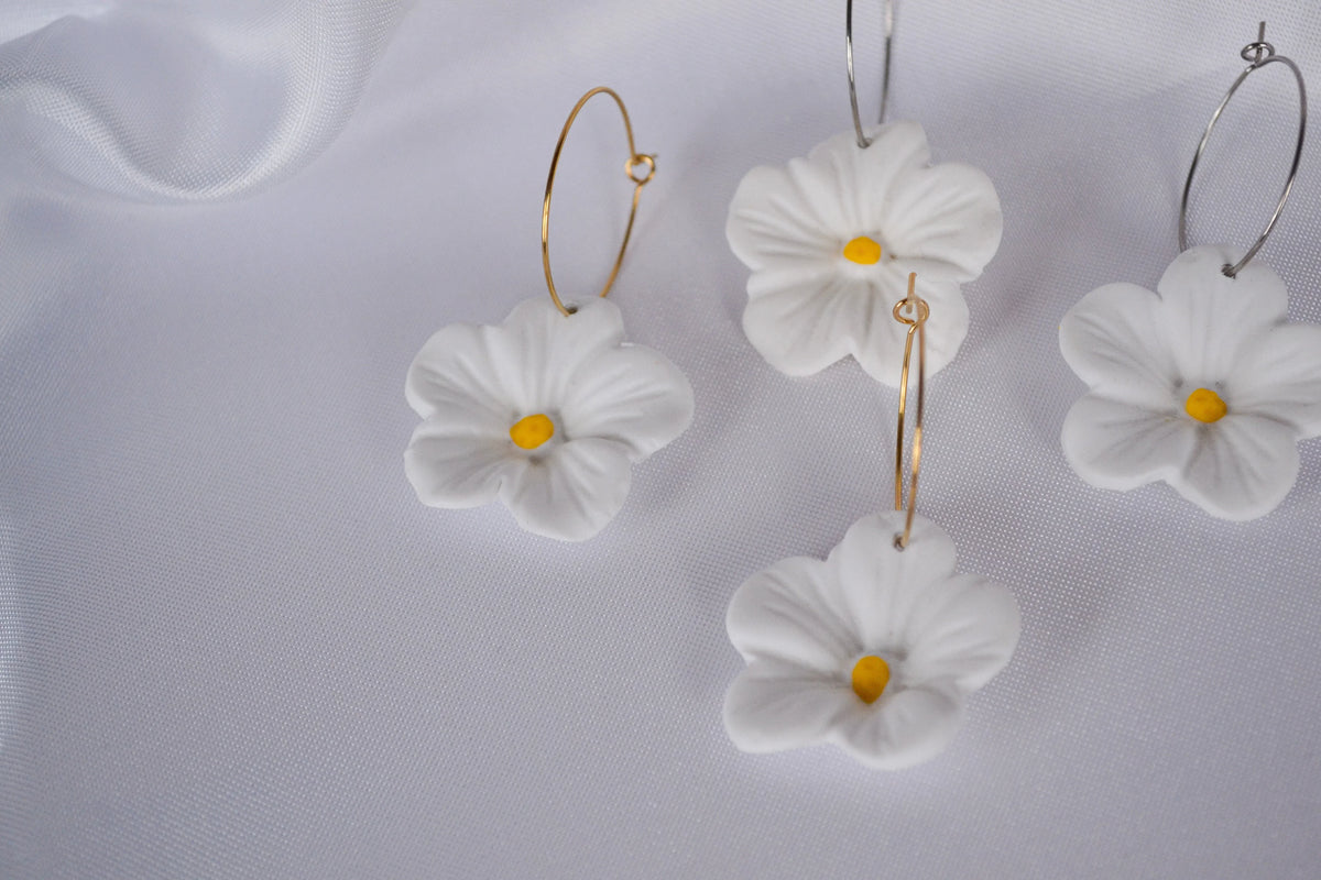 Creolen mit weißen Blumen Anhängern