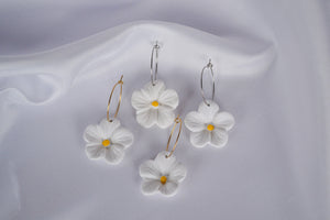 Creolen mit weißen Blumen Anhängern