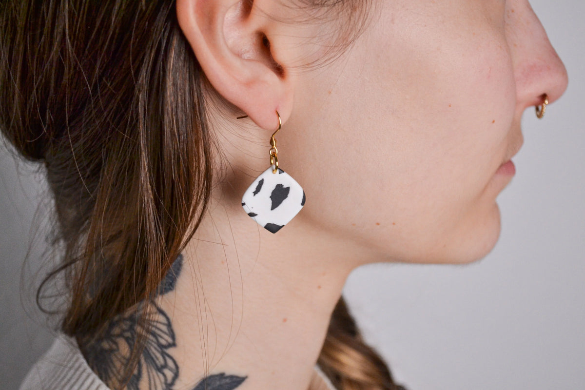 Ohrhänger Mae mit Kuhmuster