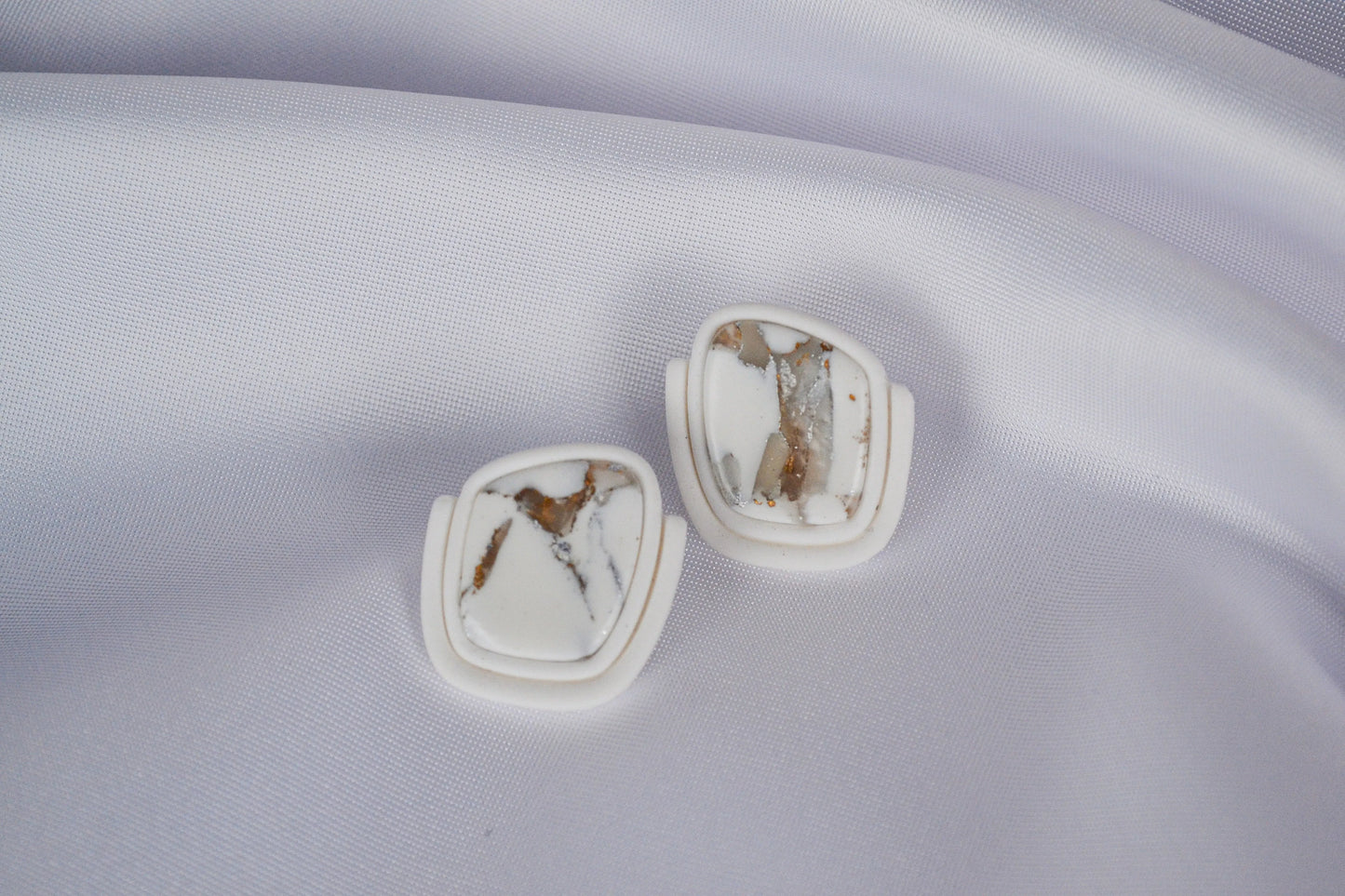 Ohrstecker Asta in Weiß & Metallic