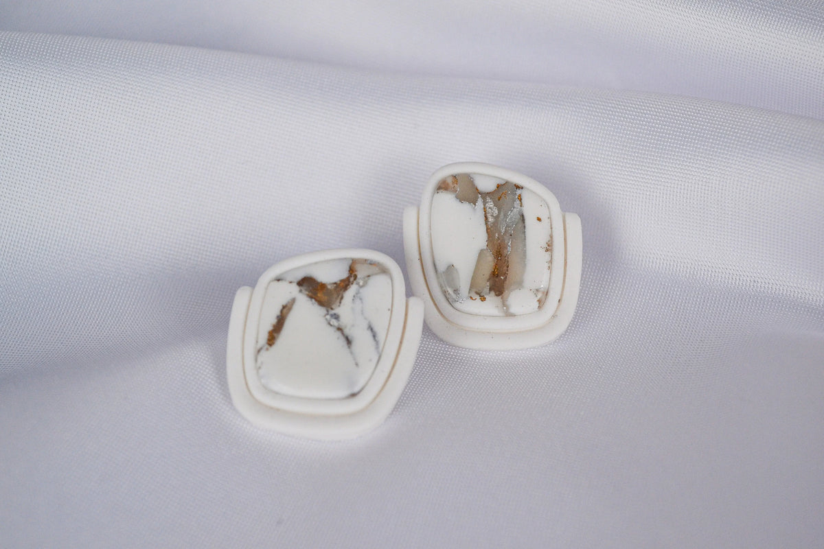 Ohrstecker Asta in Weiß & Metallic