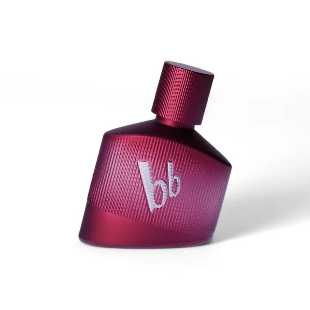 Rotes Aftershave-Spray in schräger Flasche mit Reliefstreifen und silbernem bb-Logo